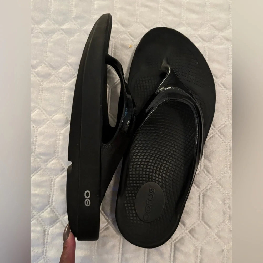OOFOS Black Women's Flats & Loafers - Picture 2 of 4